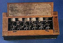 Blaise Pascal diseñó la pascalina o primera calculadora a base de engranajes y ruedas.