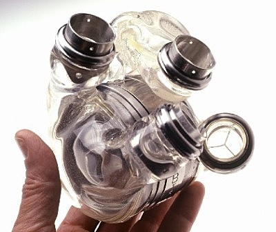Primer trasplantament d'un cor artificial en un humà