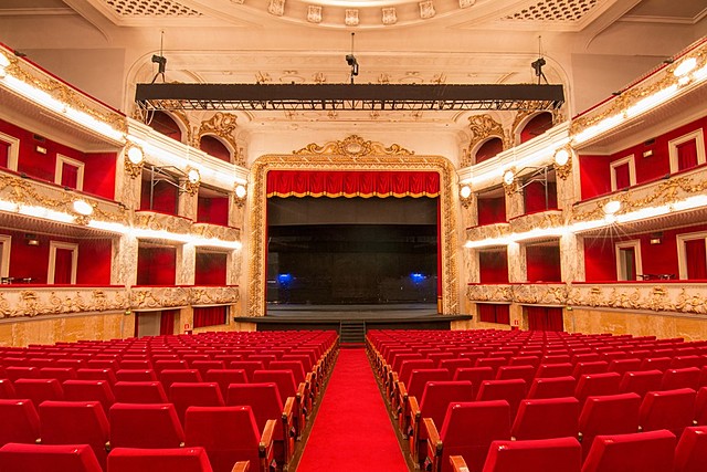 Re-obriment dels teatres