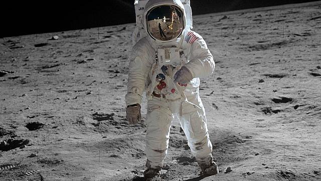 Hombre llega a la luna