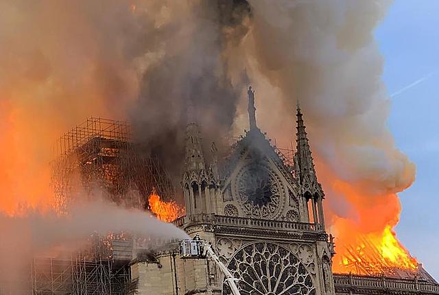 Incendi a la catedral de Notre-Dame de París