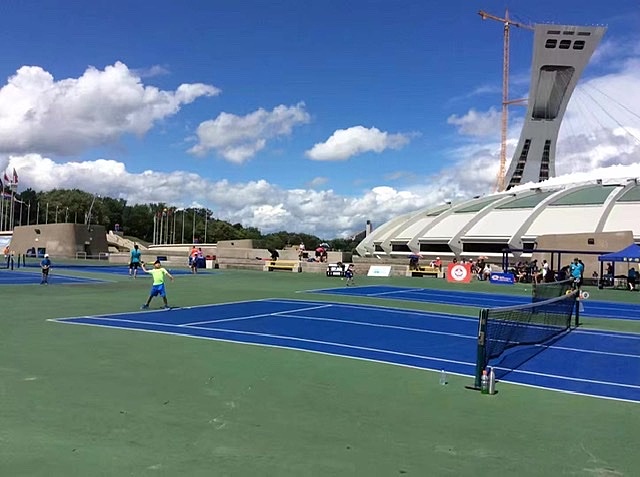 Premier match de tennis au stade olympique.