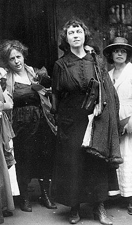 Alexandra Kollontai abre el primer Círculo de Obreras (1907) y organiza el Primer Congreso de Mujeres de Toda Rusia en el que participan 1000 mujeres y hombres