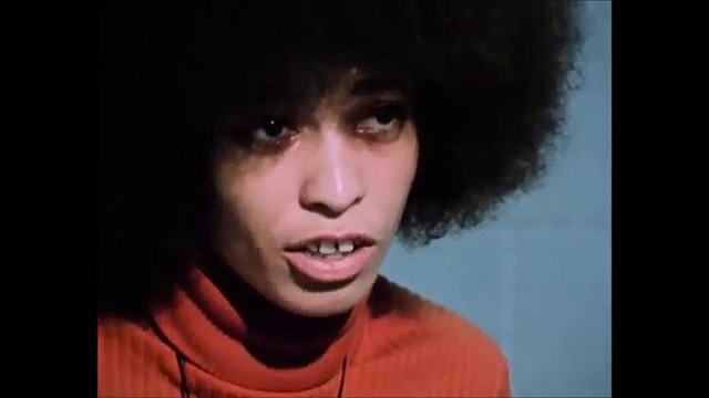 Angela Davis es encarcelada, acusada de asesinato y secuestro por el caso los "Hermanos Soledad". Es absuelta (1973). Candidata a vicepresidenta de EUA por el partido comunista en los ochenta