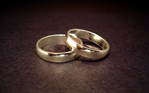 quieren descubrir al asesiono a travez de un anillo