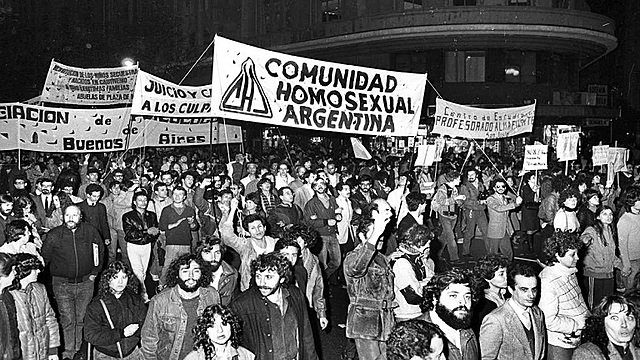 Comunidad Homosexual Argentina (C.H.A.) - Luego de la reinstauración democrática, el Grupo Federativo Gay (G.F.G.) y el Grupo de Acción Gay (G.A.G.) deciden confederarse en la Comunidad Homosexual Argentina (C.H.A.)