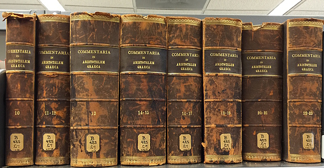 Aristóteles comenzó a escribir sus obras.