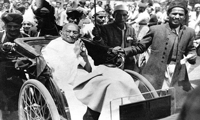 Gandhi organitza la primera campanya