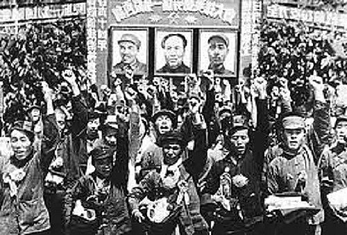 1949 – Es proclama la República Popular Xina, amb Mao (president).