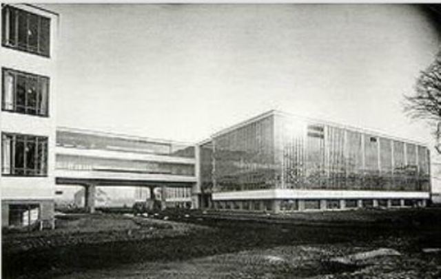 Se traslada a Dessau