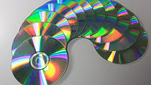 Se introduce la tecnología de sonido multicanal. Los primeros CD player y discos compactos se posicionan en el mercado.