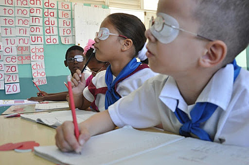 Se crea la carrera del maestro en educación de adultos y niños ciegos.