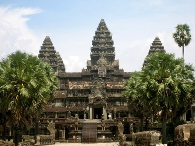 THE EMERGENCE OF KHMER CIVILIZATION