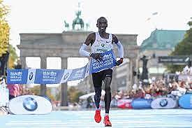 Eliud Kipchoge établit nouveau record de 2 h 1 min 39 s au marathon