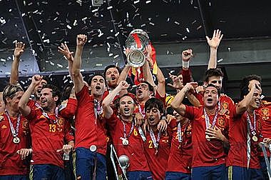 La selecció espanyola guanya la seva tercera Eurocopa de futbol.