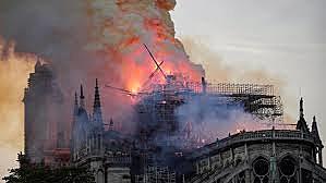 Incendi a la catedral de Notre-Dame de París.
