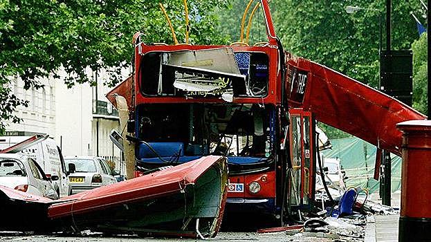 Explosion de quatre bombes dans les moyens de transport de Londres