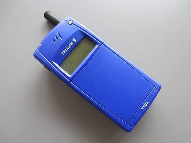 Surge teléfono celular Ericson