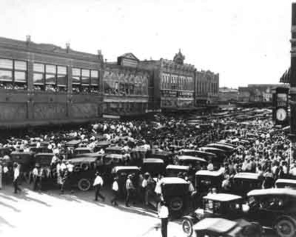 The Roaring Twenties: Many Cars