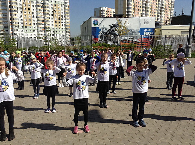Провожать первоклассников до кабинета.