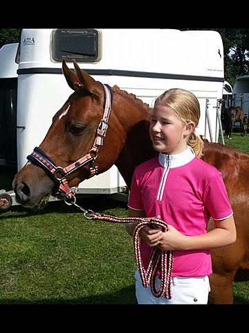 8 jaar, mijn opa had altijd pony's, wat ik enorm leuk vond. Daarom heb ik toen mijn allereerste pony gekregen, dit was de begin van mijn carrière.