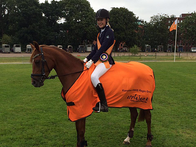 12 jaar, voor het eerst naar de middelbare school, 2 x Groninger kampioen springen en eerste neefje geboren, ik werd grote nicht, hier ontdekte ik al dat ik het enorm leuk vond om met kinderen bezig te zijn, ik hielp altijd mijn tante.
