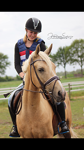 13 jaar, Marieke ontmoet, ik ben toen pony's voor haar gaan rijden en zo heb ik mij verder ontwikkeld in de paardensport, ik kreeg veel kansen en heb hierdoor veel gewonnen.