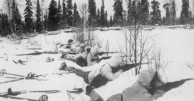 Sovjetunionen angriper Finland.