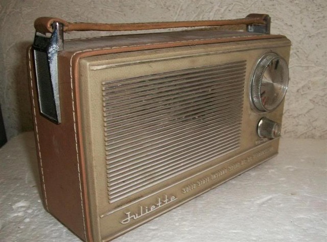 El pequeño transistor para oir el futbol.