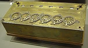 PRIMERA CALCULADORA MECANICA.