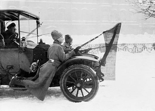 Petrograd garrison soldiers join the revolt