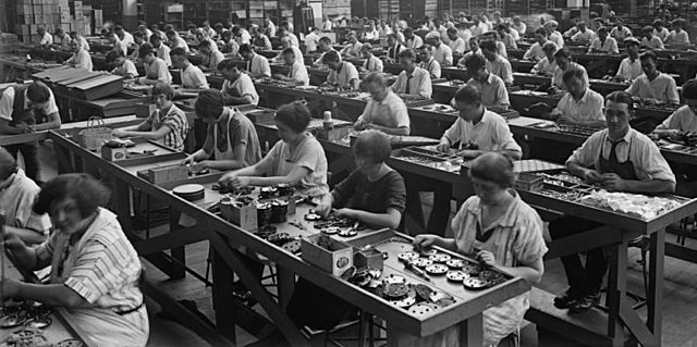 La segunda fase fue el capitalismo industrial o industrialismo