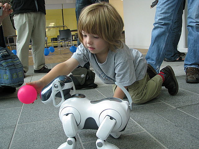 Sony crea a Aibo.