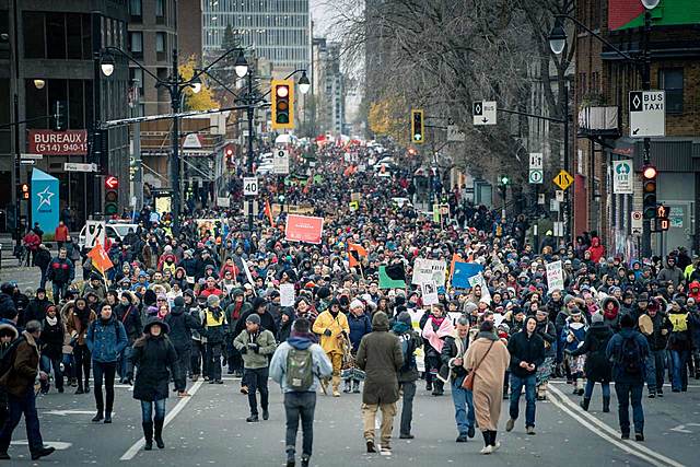 Grandes marches sur l'environnement partout sur le globe