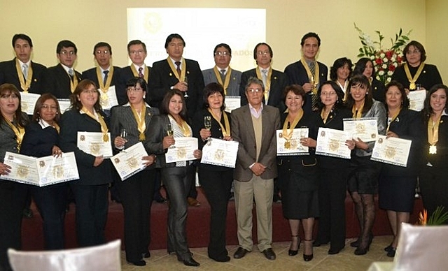 3)Porcentajes de docentes con título de Magíster