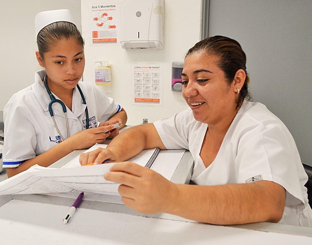 Nombramiento de Instructoras a las enfermeras Reynalda Pineda Serino y Elvira Dávalos Castillo