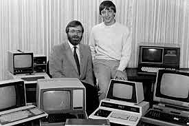 Bill Gates y Paul Allen – crearon Microsoft que a día de hoy es una compañía que realiza sistemas operativos.
