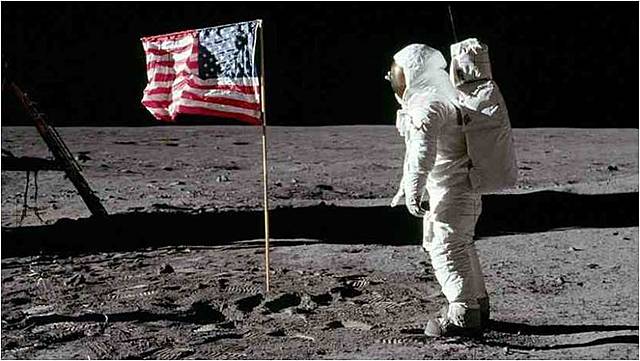 Neil Armstrong mette piede sulla Luna
