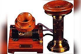 Alexander Graham Bell patenta el teléfono