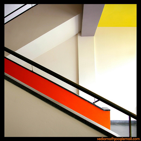 Gran parte de los integrantes de la  Bauhaus se marcharón hacia los Estados Unidos en donde se desarrolló una especie de continuación de la Bauhaus hasta la Guerra Fría.