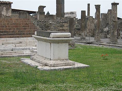 Jocasta places an offering on the altar of Apollo