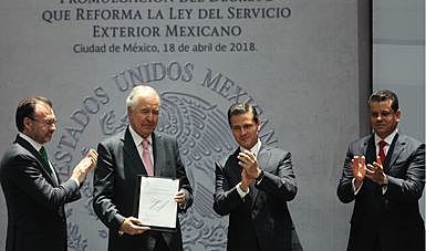 Enrique Peña Nieto firma el decreto de reforma