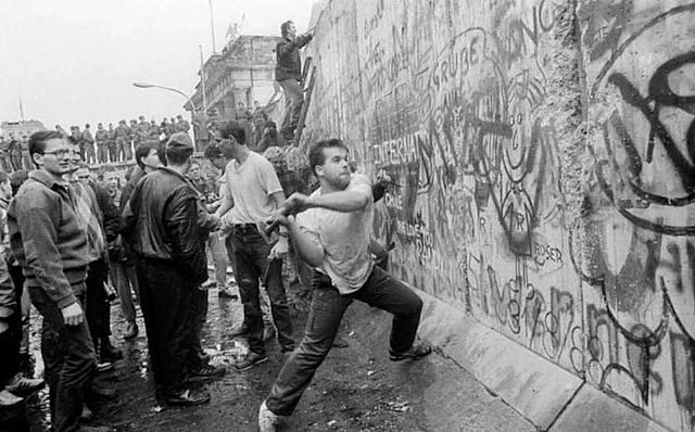 CIUDADANIA - LOS CAMBIOS SUSCITADOS A PARTIR DE LA CAÍDA DEL MURO DE BERLÍN
