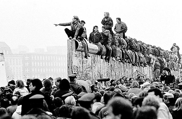 CIUDADANIA - LOS CAMBIOS SUSCITADOS A PARTIR DE LA CAÍDA DEL MURO DE BERLÍN