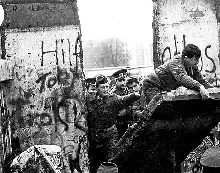 CIUDADANIA - LOS CAMBIOS SUSCITADOS A PARTIR DE LA CAÍDA DEL MURO DE BERLÍN