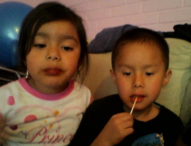 Con mi hermana en casa de mi abuela.