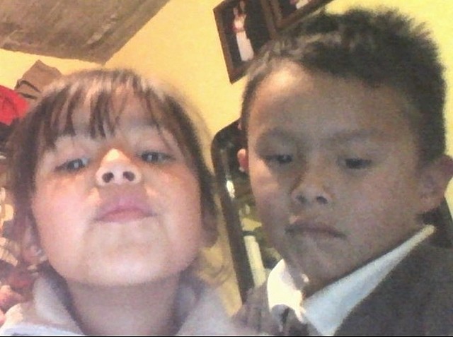 Con mi hermana después de un día del Kínder.