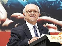 Mario molina recibe premios nobel de química por trabajos CFCS