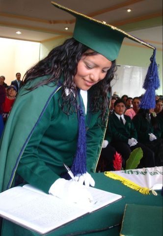 Obtuvo su titulo de bachiller alemán  a la edad de 16 años