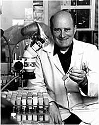 Seymour Benzer. Utiliza los términos de Cistron, Recon y Muton.